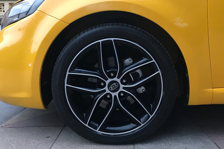 Tính năng an toàn trang bị trên Kia Forte Kuop 2010 bao gồm: hệ thống chống bó cứng phanh ABS, 6 túi khí, cân bằng điện tử… Trong phân khúc sedan bình dân hiện nay, nhất là xe cũ thì đây quả là lựa chọn không tồi.