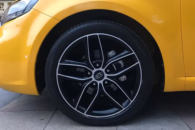 Tính năng an toàn trang bị trên Kia Forte Kuop 2010 bao gồm: hệ thống chống bó cứng phanh ABS, 6 túi khí, cân bằng điện tử… Trong phân khúc sedan bình dân hiện nay, nhất là xe cũ thì đây quả là lựa chọn không tồi.