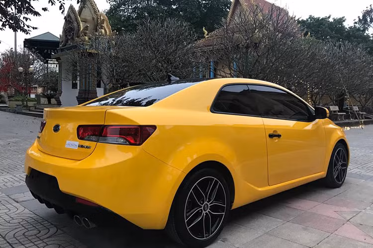 Động cơ trang bị trên Kia Forte Koup công nghệ phun xăng trực tiếp GDI. Nhờ đó, dù xe chỉ có dung tích 1.6 lít, 4 xi lanh nhưng công suất của Kia Forte đạt tới 140 mã lực tại vòng tua 6.300 vòng/phút. Mô men xoắn tăng 167 Nm tại vòng tua 4.850 vòng/phút. Kết hợp với hộp số tự động 6 cấp, Kia Forte cho khả năng vận hành mượt mà.