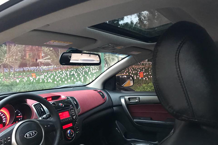 Ngoài ra, xe còn được trang bị nội thất với ghế ngồi và các chi tiết bọc da nhưng chỉnh cơ, cùng sưởi cho hàng ghế trước. Mặc dù là xe đời cũ nhưng Forte Koup vẫn sở hữu nút bấm khởi động, cửa sổ trời và gương chỉnh gập điện. Xe còn có bộ chỉnh độ sáng vành đèn của hai loa…