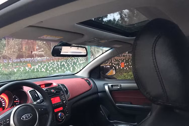 Ngoài ra, xe còn được trang bị nội thất với ghế ngồi và các chi tiết bọc da nhưng chỉnh cơ, cùng sưởi cho hàng ghế trước. Mặc dù là xe đời cũ nhưng Forte Koup vẫn sở hữu nút bấm khởi động, cửa sổ trời và gương chỉnh gập điện. Xe còn có bộ chỉnh độ sáng vành đèn của hai loa…