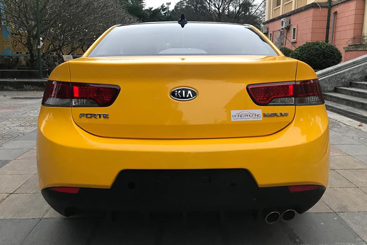 Phần đuôi xe Forte Koup mang hơi hướng của mẫu xe sang Audi A4/A5. Xét về tổng thể, Forte Koup có phong cách hiện đại và phóng khoáng hơn Civic Coupe tại thời điểm đó. Có thể nói, Kia đã thành công trong việc tạo ra một phiên bản Coupe có ngoại hình bóng bẩy và khá bắt mắt.