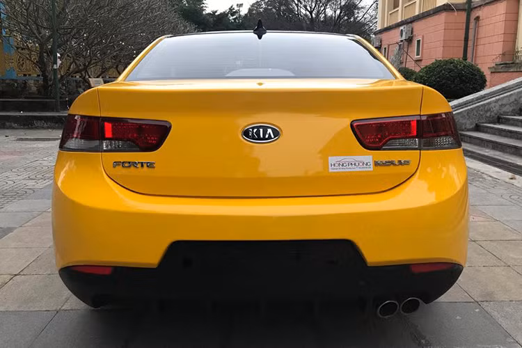 Phần đuôi xe Forte Koup mang hơi hướng của mẫu xe sang Audi A4/A5. Xét về tổng thể, Forte Koup có phong cách hiện đại và phóng khoáng hơn Civic Coupe tại thời điểm đó. Có thể nói, Kia đã thành công trong việc tạo ra một phiên bản Coupe có ngoại hình bóng bẩy và khá bắt mắt.
