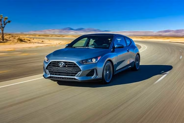 Phiên bản Veloster Turbo còn sở hữu tay lái nhạy hơn, kết hợp với thanh ổn định thân xe 24mm ở phía trước và 19mm ở phía sau để đem tới cảm giác lái thú vị hơn. Mọi bản Veloster 2019 đều sẽ được trang bị sẵn hệ thống kiểm soát mô-men xoắn - hoạt động bằng cách kết hợp với hệ thống ổn định điện tử và các cảm biến tốc độ bánh xe...