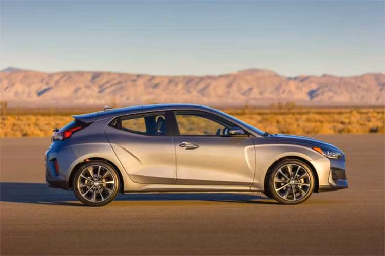 Nằm phía trên kính chắn gió sau của chiếc xe là một chiếc cánh đuôi nhỏ được tích hợp khéo léo vào tổng thể thiết kế của Veloster. Tuy nhiên cũng giống như thế hệ trước, do có cản sau cao và vòm mui thấp nên tầm nhìn về phía sau của Veloster 2019 vẫn rất hạn chế. 