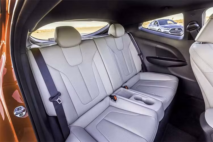 Veloster 2019 cũng sở hữu một số hệ thống hỗ trợ người lái mới như cảnh báo và hỗ trợ tránh va chạm phía trước, hỗ trợ chuyển làn, đèn pha tự động điều chỉnh góc chiếu và hệ thống chống tài xế ngủ gật. Dịch vụ hỗ trợ BlueLink của hãng cùng các công nghệ như đế sạc không dây, camera lùi và màn hình cũng sẽ hiển thị trên kính chắn gió HUD.