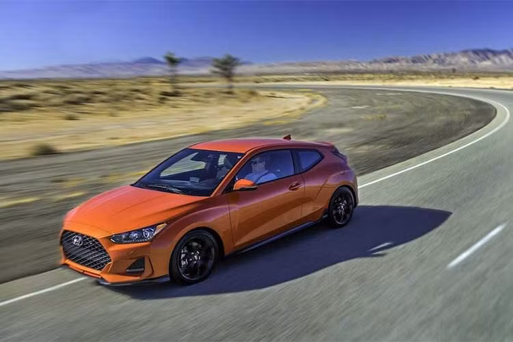 Trên thị trường xe hơi Thế giới hiện nay, mẫu xe ôtô Hyundai Veloster là một trong những mẫu xe độc đáo và cá tính nhất. Nó được sinh ra để chinh phục những khách hàng cá tính, đặc biệt bởi cảm giác lái thể thao và đặc biệt nhất là thiết kế cửa bất đối xứng 2+1 "có một không hai".