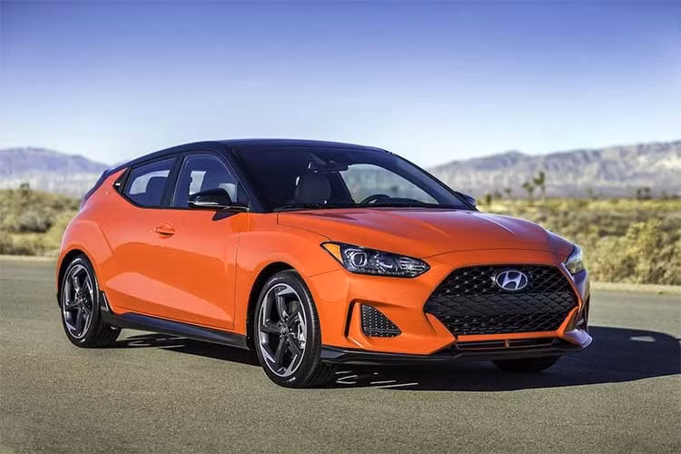 Ngoài ra, chiếc xe còn có phiên bản Veloster Turbo được trang bị máy tăng áp 1.6l 4 xi-lanh như Elantra Sport, cho công suất 201 mã lực và mô-men xoắn tối đa 273Nm. Thay vì hộp số tự động 6 cấp, phiên bản này có hộp số ly hợp kép 7 cấp, nhưng khách hàng vẫn có thể lựa chọn số sàn.