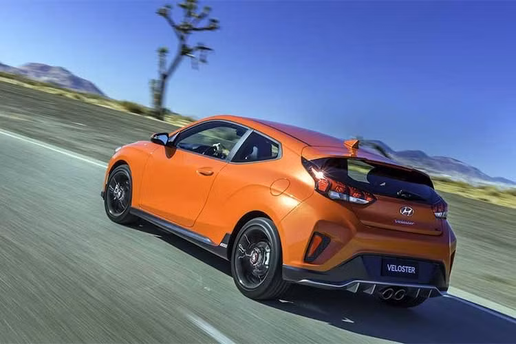 Thiết kế cửa bất đối xứng với chỉ duy nhất 1 cửa ra vào bên trái và cửa đôi bên phải đặc trưng của Veloster cũng không có sự thay đổi. Mặc dù vậy, Hyundai vẫn có thể khiến chiếc xe có ngoại hình mới mẻ hơn khi thiết kế lại ngoại thất theo ngôn ngữ Fluidic Sculpture 2.0 mới nhất.