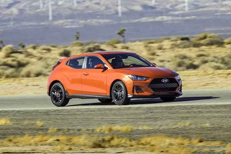 Với thế hệ Hyundai Veloster 2019 mới vừa ra mắt tại triển lãm ôtô Bắc Mỹ, Hyundai đã tiếp tục giữ lại "chất" riêng của chiếc xe, trong khi nâng cấp về mọi mặt. Cụ thể, trên mẫu xe này Hyundai tiếp tục giữ nguyên kiểu dáng tổng thể của xe, đồng thời cũng không thay đổi về kích thước.