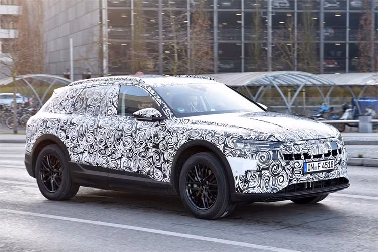 Chiếc xe vận hành hoàn toàn bằng điện đầu tiên mang thương hiệu Audi sẽ được hé lộ vào ngày 30/8/2018 tới đây tại Brussels - Bỉ, trước khi mở bán trong năm nay. Đây là mẫu xe điện đầu tiên trình làng trong kế hoạch sản xuất 800,000 xe mỗi năm từ nay cho đến năm 2025.