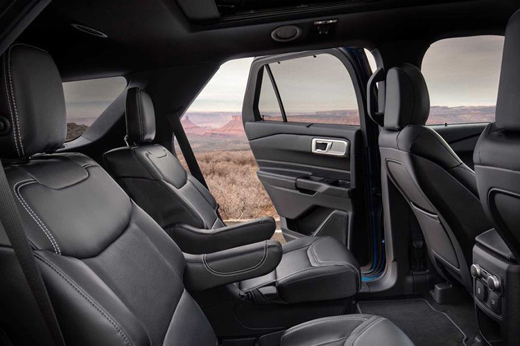 Các trang bị tiêu chuẩn là điều hòa 2 vùng độc lập, hotspot 4G LTE Wi-Fi, hệ thống ghế ngồi gập 40/20/40 và hệ thống thông tin giải trí SYNC 3 tích hợp giao thức kết nối Apple CarPlay/Android Auto trên màn hình trung tâm 8 inch. Phiên bản cao cấp hơn một chút sẽ mang lại thêm ghế chỉnh điện 10 hướng cho người lái, ghế hành khách chỉnh điện 4 hướng, vô lăng bọc da, bảng đồng hồ kỹ thuật số 6,5 inch, cổng sạc USB cho hàng ghế thứ 2 và nút bấm khởi động xe.