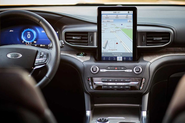 Điểm đặc biệt là sự xuất hiện của màn hình giải trí 10,1 inch có thiết kế giống như đem một chiếc máy tính bảng gắn lên táp lô của xe, đây là cách bố trí mới lạ khi nó không nằm chìm như xe Tesla mà lồi hẳn ra ngoài. Phiên bản cao cấp nhất là Platinum sở hữu táp lô bọc da, ốp gỗ Ash Swirl, ghế bọc da họa tiết kim cương đặc biệt, bảng đồng hồ kỹ thuật số 12,3 inch cùng cửa sổ trời cỡ lớn.