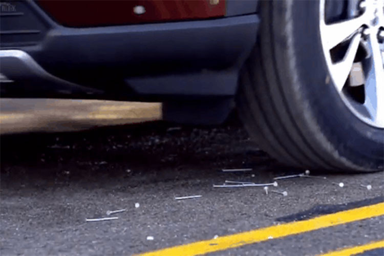 Đây là giải pháp để làm chậm tốc độ giảm áp suất lốp xuống dưới mức 6,8 kg/6,45 cm2 mỗi tuần, theo thử nghiệm nội bộ của Michelin. Điều này giúp người dùng Ford Explorer 2020 mới có thể tiếp tục hành trình của mình ngay cả khi lốp bị "ăn đinh tặc" trên đường.