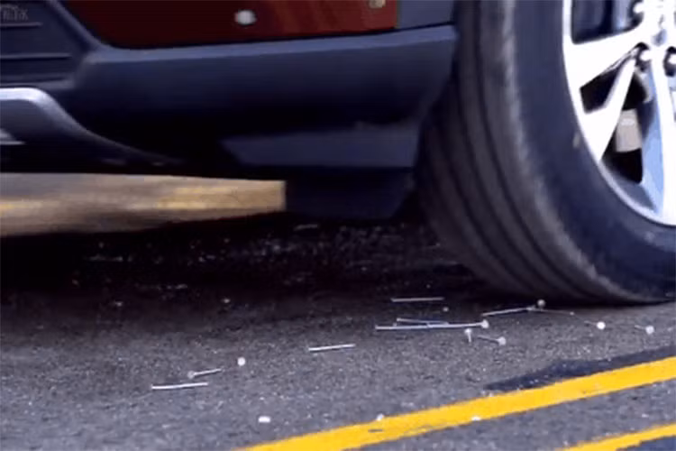 Đây là giải pháp để làm chậm tốc độ giảm áp suất lốp xuống dưới mức 6,8 kg/6,45 cm2 mỗi tuần, theo thử nghiệm nội bộ của Michelin. Điều này giúp người dùng Ford Explorer 2020 mới có thể tiếp tục hành trình của mình ngay cả khi lốp bị "ăn đinh tặc" trên đường.