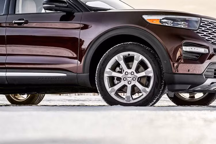 Theo hãng Ford, Explorer 2020 là mẫu SUV đầu tiên dùng lốp tự vá của Michelin. Có kích thước 255/55 R20, bộ lốp đặc biệt này được trang bị tiêu chuẩn cho Ford Explorer 2020 bản Platinum và Limited Hybrid dẫn động 4 bánh. Ngoài ra, lốp Michelin Selfseal còn được trang bị tùy chọn cho bản Limited dẫn động 1 cầu và 2 cầu.