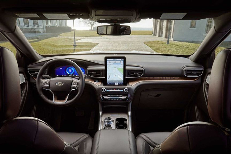 Ngoài bộ lốp tự vá, nội thất chiếc SUV mới nhà Ford còn là cả một sự lột xác toàn diện khi vừa sở hữu thiết kế hoàn toàn mới. Tổng thể cabin mang nét tối giản hóa, vừa đủ những chi tiết cầu kỳ đi kèm độ thực tiễn cao, chất liệu chế tạo táp lô hay ghế ngồi cũng được nâng cấp so với trước.