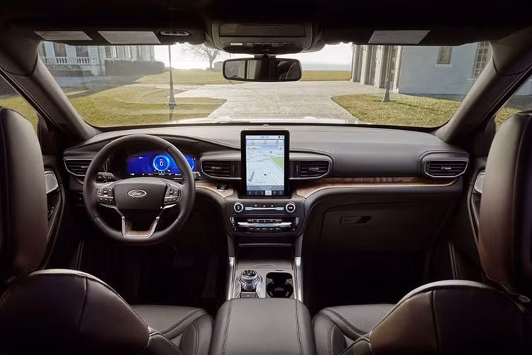 Ngoài bộ lốp tự vá, nội thất chiếc SUV mới nhà Ford còn là cả một sự lột xác toàn diện khi vừa sở hữu thiết kế hoàn toàn mới. Tổng thể cabin mang nét tối giản hóa, vừa đủ những chi tiết cầu kỳ đi kèm độ thực tiễn cao, chất liệu chế tạo táp lô hay ghế ngồi cũng được nâng cấp so với trước.