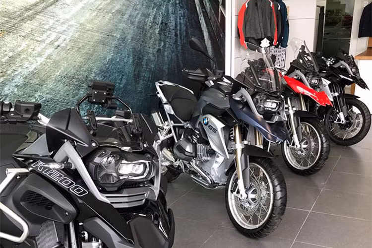 BMW R1200GSA sử dụng động cơ Boxer, dung tích xi-lanh 1170 cc,làm mát bằng dung dịch (phiên bản trước làm mát bằng dầu) , sản sinh công suất cực đại là 125 mã lực tại vòng tua máy 7700 vòng/phút. Hộp số 6 cấp độ. Xe đã được cải tiến hệ thống giảm rung giật từ động cơ, hành trình giảm xóc trước và sau dài hơn 20 mm so với bản tiêu chuẩn...