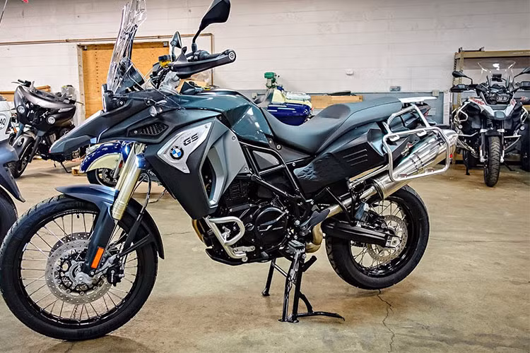 Mẫu xe môtô BMW F800GS sở hữu khối động cơ 798cc, sản sinh công suất cực đại 85 hp tại vòng tua 7.500. Thuộc dòng Adventure, F800GS sở hữu ngoại hình khá giống với R1200GS, chuyên trị các loại địa hình như đất đá, sình lầy, băng rừng lội suối v.v… Xe đang được niêm yết chính hãng với mức giá 359 triệu đồng.