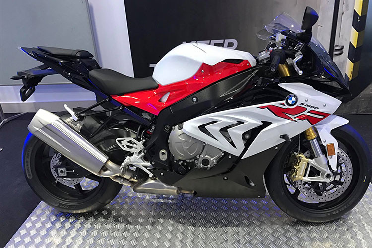 Nhờ thuế nhập khẩu 0% nên các mẫu xe của BMW Motorrad có giá bán rẻ hơn, hứa hẹn sẽ tạo ra sự cạnh trạnh quyết liệt trên thị trường môtô phân khối lớn tại Việt Nam. Đáng chú ý trong loạt xe này có thể kể đến siêu môtô BMW S1000RR, đây là mẫu sportbike được nhiều người yêu thích. Xe có giá 469 triệu đồng (giá trước đó là 588 triệu đồng).