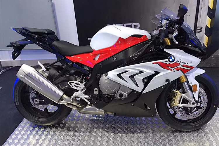 Nhờ thuế nhập khẩu 0% nên các mẫu xe của BMW Motorrad có giá bán rẻ hơn, hứa hẹn sẽ tạo ra sự cạnh trạnh quyết liệt trên thị trường môtô phân khối lớn tại Việt Nam. Đáng chú ý trong loạt xe này có thể kể đến siêu môtô BMW S1000RR, đây là mẫu sportbike được nhiều người yêu thích. Xe có giá 469 triệu đồng (giá trước đó là 588 triệu đồng).