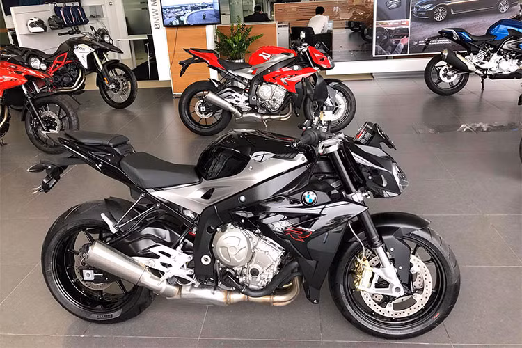 Siêu naked-bike BMW S1000R là mẫu xe sử dụng chung động cơ với "người anh em" S1000RR, xe được trang bị cỗ máy 999 phân khối 4 xi-lanh công suất 160 mã lực, mô-men xoắn cực đại 113 Nm. Hỗ trợ người lái là những công nghệ hàng đầu như kiểm soát bướm ga Ride-by-Wire, hỗ trợ sang số nhanh Quickshift.
