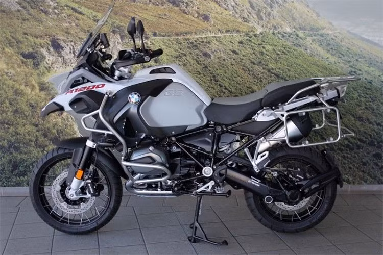 Để an toàn cho những chuyến tour dài, BMW trang bị cho mẫu R1200GSA mới hệ thống chống bó cứng phanh ABS, cân bằng ASC và nhiều tùy chọn hế độ lái khác nhau... hiện giá của BMW R1200GSA chính hãng tại Việt Nam là 629 triệu đồng. Phiên bản BMW R1200GS được bán ra khoảng 590 triệu đồng.