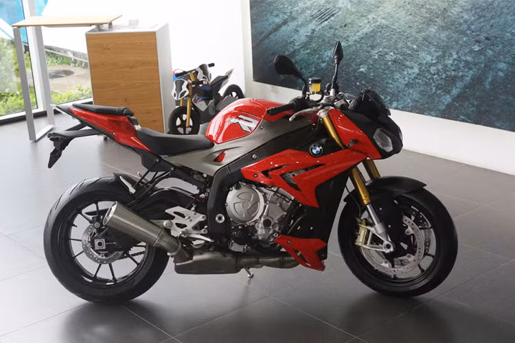 Đại diện BMW Motorrad cho biết, thời điểm hiện tại Motorrad đang hướng tới chiến lược về giá, thấp hơn so với các đơn vị nhập khẩu bên ngoài không chính hãng. Chính vì vậy mẫu giá xe môtô BMW S1000R hiện chỉ còn 469 triệu, giảm hơn 100 triệu đồng (giá trước đó 588 triệu đồng).