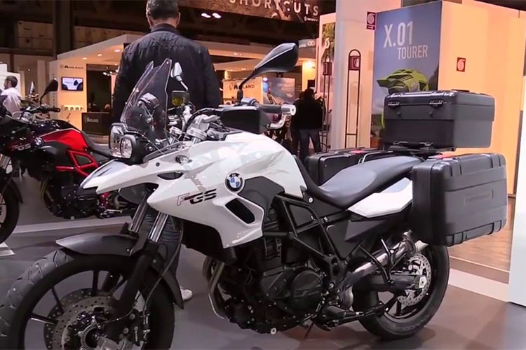 Với đặc điểm yên thấp tăng khả năng cơ động và sử dụng hàng ngày. F700 GS được trang bị động cơ 02 xy-lanh dung tích 800cc làm mát bằng dung dịch, đi kèm với hộp số 6 cấp, áp dụng tiêu chuẩn trang bị ABS và những chọn lựa thêm như ổn định thân xe ASC, giảm xóc điện tử ESA...