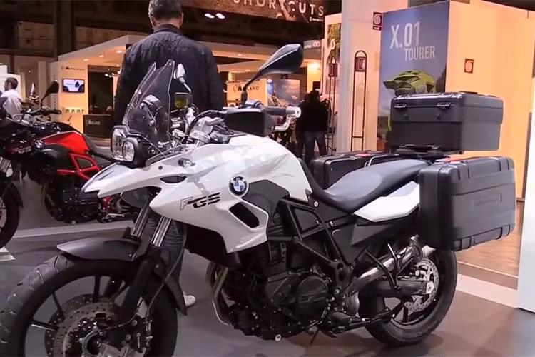 Với đặc điểm yên thấp tăng khả năng cơ động và sử dụng hàng ngày. F700 GS được trang bị động cơ 02 xy-lanh dung tích 800cc làm mát bằng dung dịch, đi kèm với hộp số 6 cấp, áp dụng tiêu chuẩn trang bị ABS và những chọn lựa thêm như ổn định thân xe ASC, giảm xóc điện tử ESA...