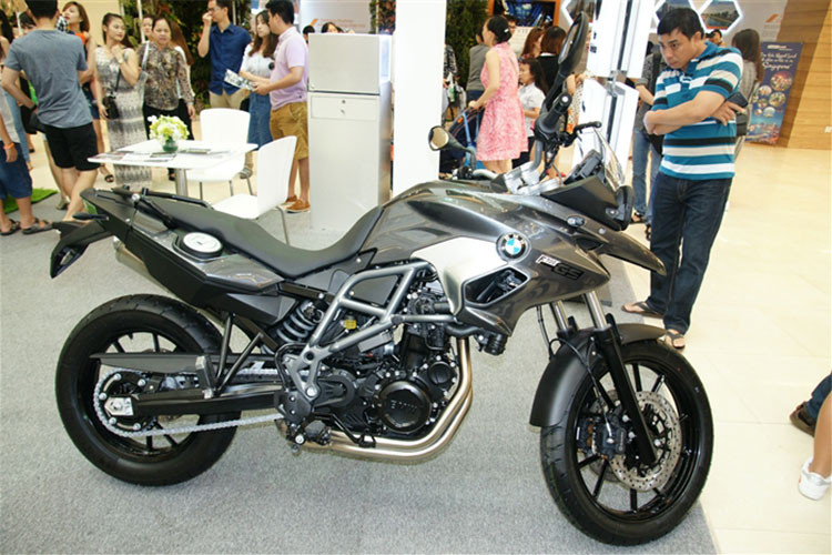 BMW F700GS là mẫu xe Adventure định hướng cho người mới chơi yêu thích dòng xe môtô địa hình nhưng chưa nhiều kinh nghiệm. Với đặc điểm yên thấp tăng khả năng cơ động và sử dụng hàng ngày. Hiện mẫu xe này đang được niêm yết với mức giá chính hãng là 339 triệu đồng.