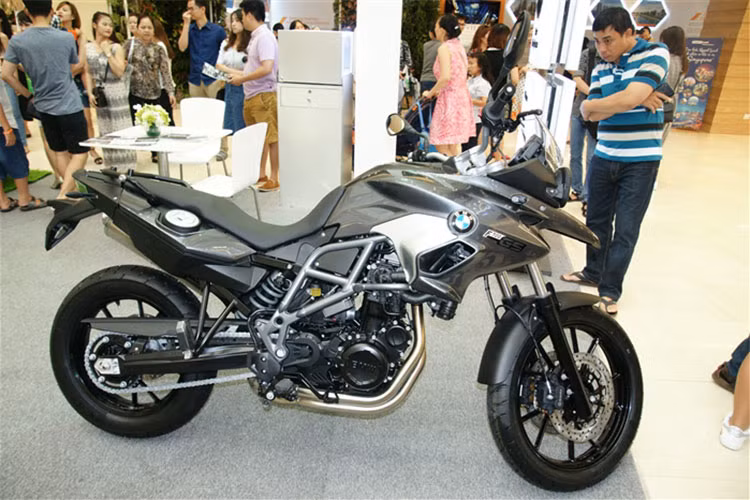 BMW F700GS là mẫu xe Adventure định hướng cho người mới chơi yêu thích dòng xe môtô địa hình nhưng chưa nhiều kinh nghiệm. Với đặc điểm yên thấp tăng khả năng cơ động và sử dụng hàng ngày. Hiện mẫu xe này đang được niêm yết với mức giá chính hãng là 339 triệu đồng.