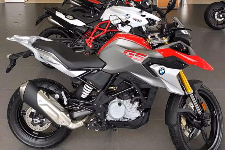 BMW G310GS là phiên bản Adventure của G310R, hướng đến các tín đồ đam mê sự xê dịch và thích rong ruổi trên các cung đường. Mẫu xe phân khối nhỏ này được thừa hưởng ngoại hình từ các đàn anh cao cấp GS, giúp người sử dụng đa dạng các cung đường. Tại thị trường Việt Nam, mức giá niêm yết chính hãng cho xe là 219 triệu đồng.