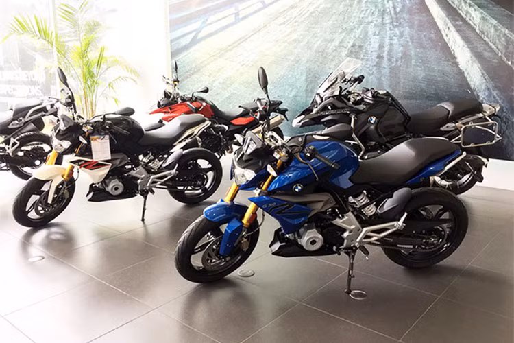 BMW G310R sở hữu trọng lượng chỉ 158kg kết hợp chiều cao yên xe thấp, mang lại tư thế ngồi thoải mái cho người sử dụng. Ngoài ra, xe còn được trang bị công nghệ ABS (Chống bó cứng phanh) như 1 tiêu chuẩn an toàn mặc định. Với mức giá niêm yết chính hãng chỉ 189 triệu đồng, đây được xem là mẫu xe môtô BMW rẻ nhất hiện nay.