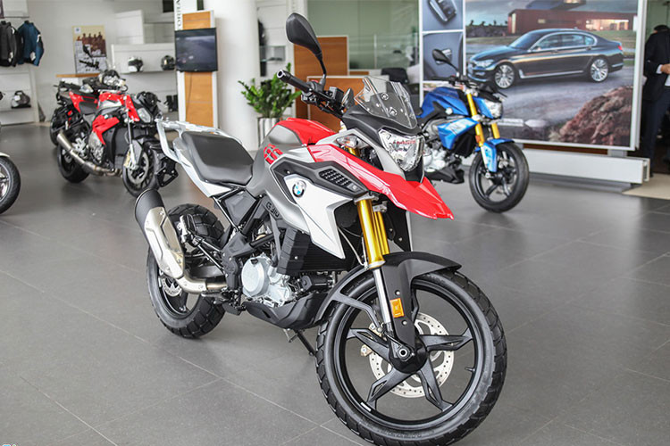 Bộ đôi xe môtô BMW giá rẻ bao gồm naked-bike G310R và chiếc advanture G310GS đã chính thức có mặt tại Việt Nam. Cả hai đều được trang bị khối động cơ xylanh đơn 313cc, động cơ được làm mát bằng dung dịch, sản sinh công suất cực đại đến 34 mã lực (34hp) tại vòng tua 9,500 rpm, đi kèm hộp số 6 cấp.