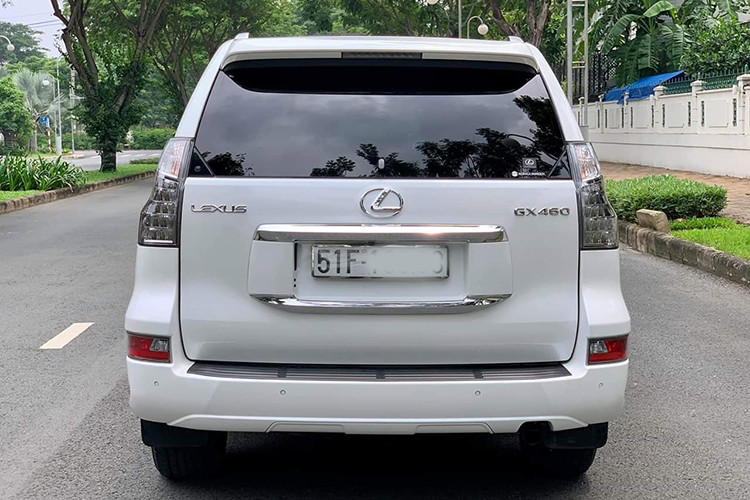 Hệ thống đèn hậu cũng trang bị dạng led và được tích hợp chức năng rửa tự động đồng bộ với cần gạt nước. Trang bị mâm xe cỡ 18 inch, gương chiếu hậu chỉnh điện với hình dáng khí động học giúp giảm tiếng ồn của gió và ổn định thân xe được tích hợp thêm đèn LED xi-nhan. Đặt biệt là camera quan sát đa địa hình bên hông xe và bộ nhớ vị trí cho ghế lái.