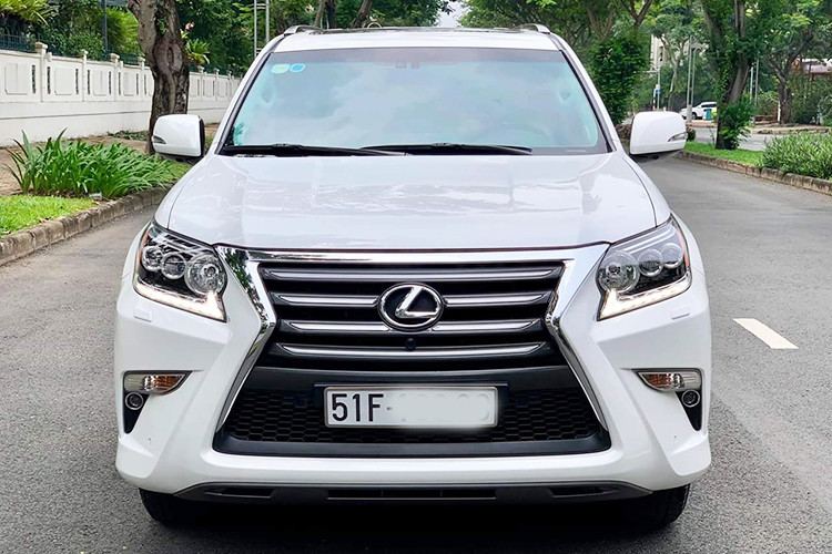 Xe sở hữu lưới tản nhiệt hình con suốt (L-finesse) cá tính, hài hòa với thiết kế nổi ba chiều năng động. Đèn cốt LED đặc biệt và đèn chiếu sáng ban ngày LED hình chữ L tạo hình không gian ba chiều, được tích hợp thêm hệ thống rửa tự động đồng bộ với cần gạt nước. Hốc đèn sương mù thiết kế ấn tượng và có phạm vi chiếu sáng rộng.