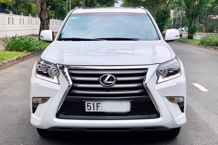 Xe sở hữu lưới tản nhiệt hình con suốt (L-finesse) cá tính, hài hòa với thiết kế nổi ba chiều năng động. Đèn cốt LED đặc biệt và đèn chiếu sáng ban ngày LED hình chữ L tạo hình không gian ba chiều, được tích hợp thêm hệ thống rửa tự động đồng bộ với cần gạt nước. Hốc đèn sương mù thiết kế ấn tượng và có phạm vi chiếu sáng rộng.