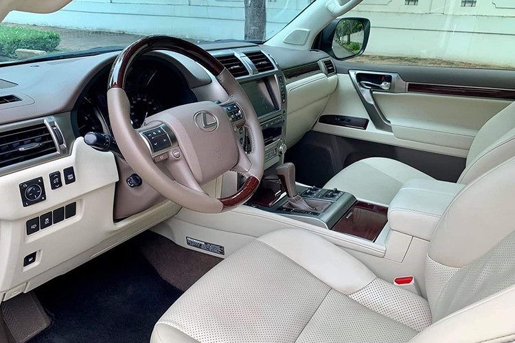 Vô-lăng được ốp gỗ gụ Mahogani và bọc da Semi aniline với đường khâu tay tinh xảo. Hệ thống âm thanh 9 loa cao cấp cùng màn hình cảm ứng hiển thị đa chức năng EMV 8 inch, 2 khe cắm USB và iPod... 2 ổ cắm điện ở bảng điều khiển trung tâm và mặt bên của khoang hành lý, tấm ngăn khoang hành lí có thể dễ dàng mở và gập bằng tay, hộp làm mát đặt ở vị trí tựa tay trung tâm phía trước giữ lạnh cho đồ uống.