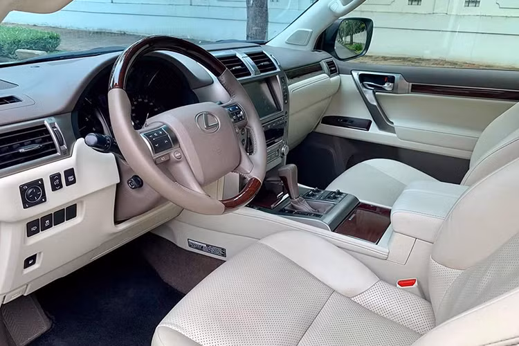 Vô-lăng được ốp gỗ gụ Mahogani và bọc da Semi aniline với đường khâu tay tinh xảo. Hệ thống âm thanh 9 loa cao cấp cùng màn hình cảm ứng hiển thị đa chức năng EMV 8 inch, 2 khe cắm USB và iPod... 2 ổ cắm điện ở bảng điều khiển trung tâm và mặt bên của khoang hành lý, tấm ngăn khoang hành lí có thể dễ dàng mở và gập bằng tay, hộp làm mát đặt ở vị trí tựa tay trung tâm phía trước giữ lạnh cho đồ uống.