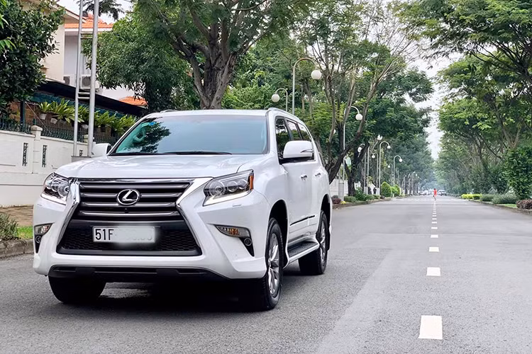 Giá xe Lexus GX460 2015 khi ra mắt được chào bán chính hãng là 3,766 tỷ đồng. Sau khi mức thuế tiêu thụ đặc biệt tăng vào năm 2016, nó có mức giá khoảng 5 tỷ đồng. Chiếc xe trong bài viết này sau 4 năm sử dụng hiện đang được chủ nhân chào bán với mức giá tới 3,79 tỷ đồng.