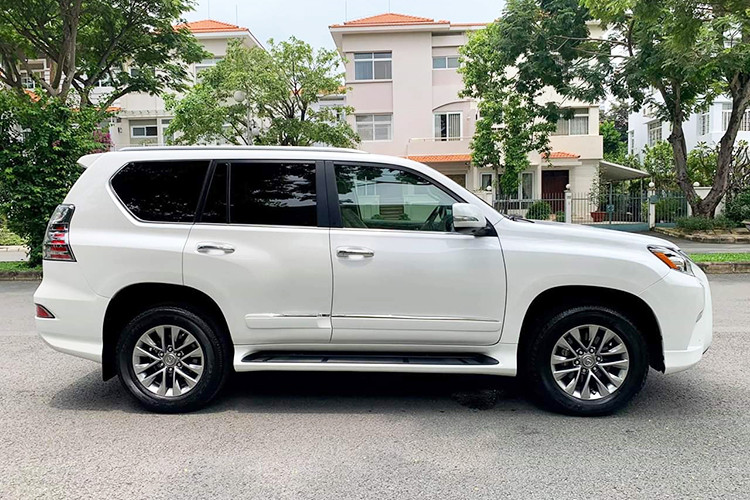 Chiếc xe Lexus GX460 2015 trong bài viết này được chủ nhân mua chính hãng tại Lexus Việt Nam, sau 4 năm sử dụng và cho lăn bánh khoảng 31.000km nó đã được chào bán trên sàn xe ôtô cũ tại Sài Gòn. Về ngoại hình, chiếc xe được chủ nhân giữ gìn và còn khá nguyên bản.