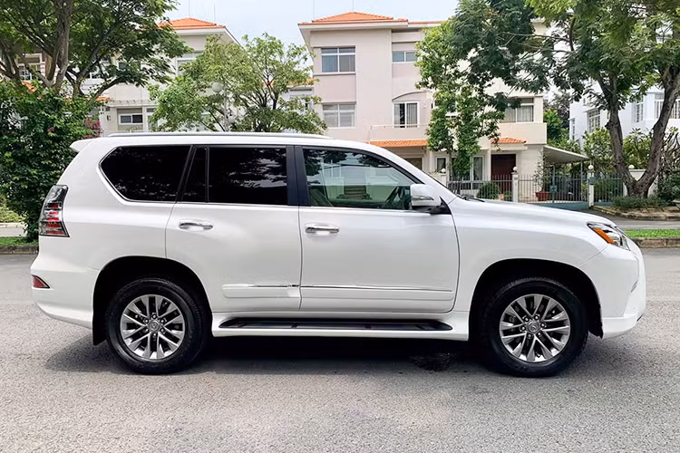 Chiếc xe Lexus GX460 2015 trong bài viết này được chủ nhân mua chính hãng tại Lexus Việt Nam, sau 4 năm sử dụng và cho lăn bánh khoảng 31.000km nó đã được chào bán trên sàn xe ôtô cũ tại Sài Gòn. Về ngoại hình, chiếc xe được chủ nhân giữ gìn và còn khá nguyên bản.
