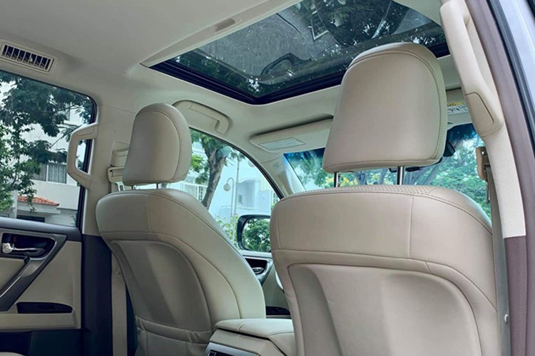 Tại thị trường Việt Nam, GX460 2015 được trang bị hệ thống hỗ trợ ra vào xe tự động gồm chìa khóa thông minh, vô-lăng và ghế tự động mở rộng, chiều cao xe được tự động giảm xuống khi tắt máy, đèn bậc cửa chiếu sáng ban đêm giúp hành khách ra vào xe dễ dàng. Hệ thống khởi động bằng nút bấm và khóa/mở cửa thông minh...