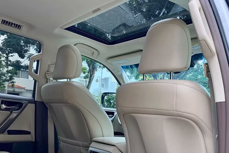 Tại thị trường Việt Nam, GX460 2015 được trang bị hệ thống hỗ trợ ra vào xe tự động gồm chìa khóa thông minh, vô-lăng và ghế tự động mở rộng, chiều cao xe được tự động giảm xuống khi tắt máy, đèn bậc cửa chiếu sáng ban đêm giúp hành khách ra vào xe dễ dàng. Hệ thống khởi động bằng nút bấm và khóa/mở cửa thông minh...