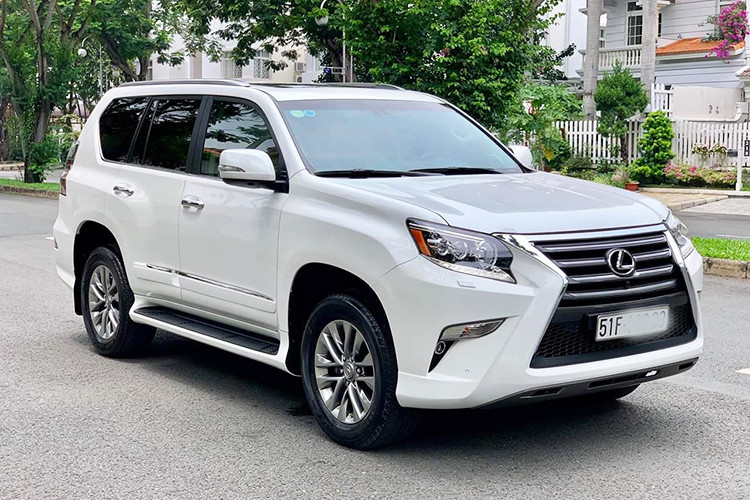 Mẫu xe SUV Lexus GX460 được thừa kế thừa phong cách từ huyền thoại LX450 ra mắt lần đầu tiên vào năm 1996. Phiên bản xuất hiện trong bài viết này từng được giới thiệu tại Triển lãm Ô tô Việt Nam 2014, đây được xem là một trong số những chiếc xe sang mang thương hiệu Nhật Bản khá giữ giá trên thị trường ôtô cũ.