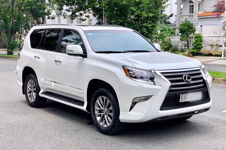 Mẫu xe SUV Lexus GX460 được thừa kế thừa phong cách từ huyền thoại LX450 ra mắt lần đầu tiên vào năm 1996. Phiên bản xuất hiện trong bài viết này từng được giới thiệu tại Triển lãm Ô tô Việt Nam 2014, đây được xem là một trong số những chiếc xe sang mang thương hiệu Nhật Bản khá giữ giá trên thị trường ôtô cũ.