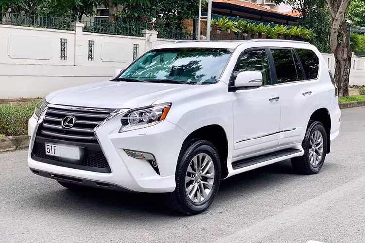 Trang bị an toàn gồm; chống bó cứng phanh (ABS), phân bổ phanh điện tử (EBD), hỗ trợ lực phanh khẩn cấp (BA), đèn báo hiệu phanh khẩn cấp (EBS), kiểm soát tốc độ biến thiên (VFC), kiểm soát khả năng bám đường (TRC), kiểm soát ổn định thân xe (VSC), kiểm soát rung lắc, 10 túi khí SRS và tựa đầu chủ động (WIL)... 