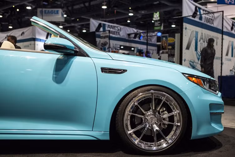 Kia A1A Optima mui trần còn được trang bị kính chắn gió cắt ngắn, cửa bản lề ngược suicide door như Rolls-Royce Phantom và bộ la-zăng hợp kim mạ crôm có đường kính 20 inch sáng bóng.